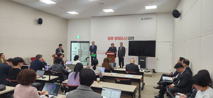 [대전=뉴시스]정재근-이창기 대전충남통합민관협의체 공동대표와 최진혁 민관협 기획분과위원장이 10일 대전시청 브리핑룸에서 통합특별법에 대해 질의응답을 벌이고 있다. 2025. 03. 10 photo@newsis.com&nbsp; *재판매 및 DB 금지