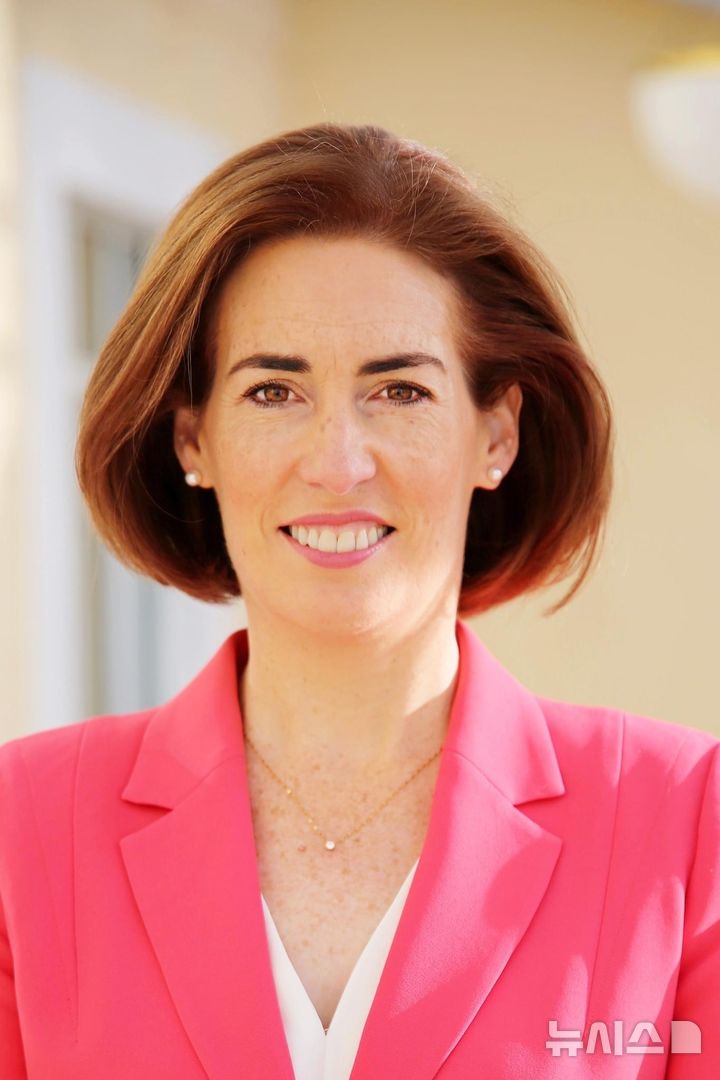 [서울=뉴시스]힐데가르드 노튼 아일랜드 아동·평등·장애·통합 및 청소년부(아동청소년부) 차관은 10일 "우크라이나 없이 우크라이나에 대한 해결책은 없다"고 말했다. 노튼 차관은 아일랜드 최대 국경일 '성 패트릭의 날'을 맞아 한국을 방문할 예정이다. (사진=주한 아일랜드대사관 제공) 2025.03.10.