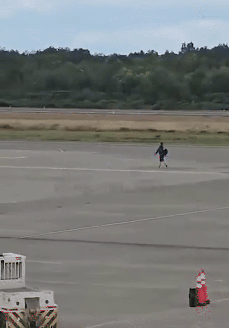 칠레의 한 공항 활주로에 항공편을 놓친 남성이 난입해 비행기 앞을 가로 막았다. (영상=데일리메일) *재판매 및 DB 금지 *재판매 및 DB 금지