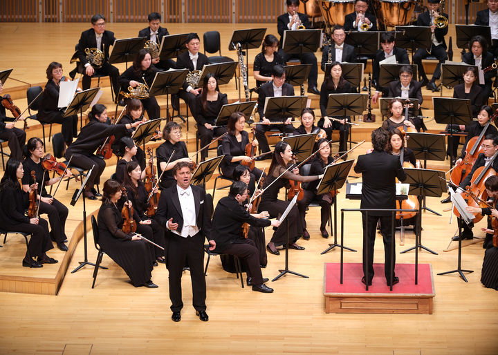 [서울=뉴시스] 지난 7일 서울 송파구 롯데콘서트홀에서 테너 요나스 카우프만이 '오페라 갈라 콘서트' 무대에 올랐다.(사진=롯데문화재단 제공) 2025.03.10. photo@newsis.com *재판매 및 DB 금지