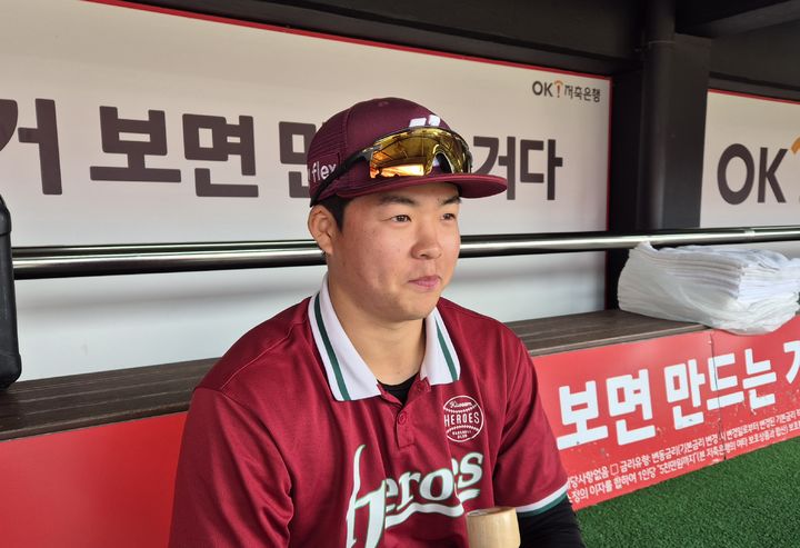 [수원=뉴시스] 문채현 기자 = 프로야구 키움 히어로즈 신인 여동욱이 10일 수원 KT위즈파크에서 열린 2025 KBO 시범경기 KT 위즈와의 경기에 앞서 취재진과 인터뷰를 하고 있다. 2025.03.10. dal@newsis.com *재판매 및 DB 금지
