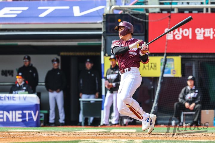[서울=뉴시스] 프로야구 키움 히어로즈 여동욱이 10일 수원 KT위즈파크에서 열린 2025 KBO 시범경기 KT위즈와의 경기에서 타격을 시도하고 있다. (사진=키움 히어로즈 제공) 2025.03.10. *재판매 및 DB 금지
