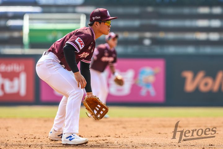 [서울=뉴시스] 프로야구 키움 히어로즈 여동욱이 10일 수원 KT위즈파크에서 열린 2025 KBO 시범경기 KT위즈와의 경기에서 수비 자세를 취하고 있다. (사진=키움 히어로즈 제공) 2025.03.10. *재판매 및 DB 금지