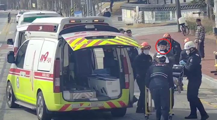 [정읍=뉴시스] 지난 9일 전북 정읍동학마라톤대회에서 갑작스럽게 한 참가자가 쓰러지자 대회에 참가한 제5공중기동비행단 장윤수 대위가 소방대원과 함께 환자를 구급차로 옮기고 있다. (사진=전북도소방본부 제공) 2025.03.10. photo@newsis.com *재판매 및 DB 금지