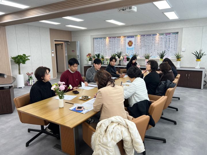 삼일공업고등학교와 수원시 등 관계자들이 만나 '협력형 특성화고' 관련 논의를 진행하고 있다. (사진=삼일공업고등학교 제공)&nbsp; *재판매 및 DB 금지