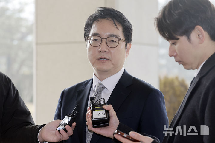 [서울=뉴시스] 최동준 기자 = 심우정 검찰총장이 10일 서울 서초구 대검찰청으로 출근하며 취재진 질문에 답변하고 있다. 2025.03.10. photocdj@newsis.com