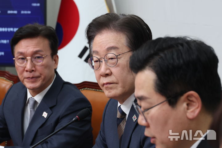 [서울=뉴시스] 고승민 기자 = 이재명 더불어민주당 대표가 10일 서울 여의도 국회에서 열린 최고위원회의에서 생각에 잠겨 있다. 2025.03.10. kkssmm99@newsis.com