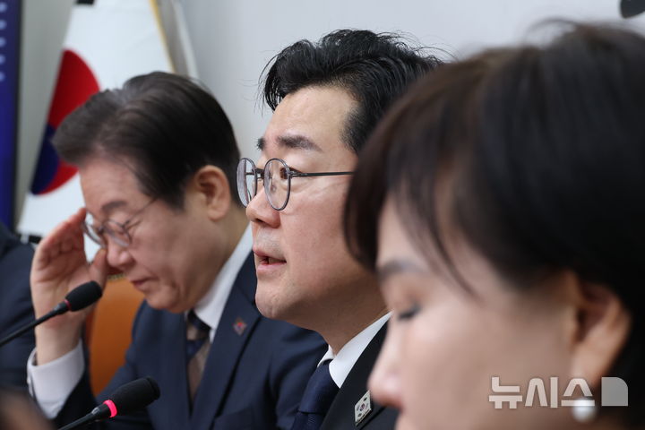 [서울=뉴시스] 고승민 기자 = 박찬대 더불어민주당 원내대표가 10일 서울 여의도 국회에서 열린 최고위원회의에서 발언하고 있다. 2025.03.10. kkssmm99@newsis.com