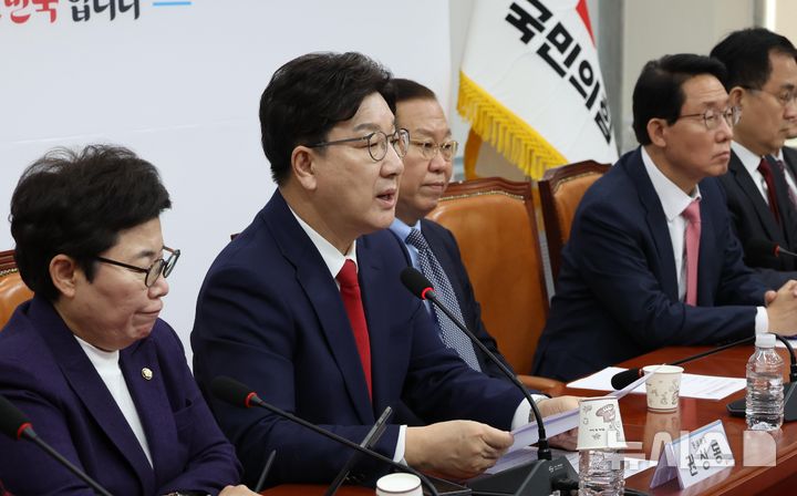 [서울=뉴시스] 조성봉 기자= 권성동 국민의힘 원내대표가 10일 오전 서울 여의도 국회에서 열린 비상대책위원회의에서 발언을 하고 있다. 2025.03.10. suncho21@newsis.com