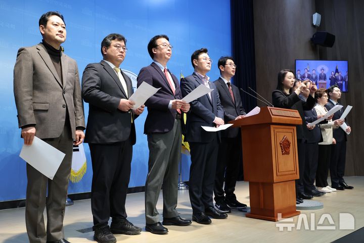 [서울=뉴시스] 조성봉 기자= 주진우 국민의힘 법률자문위원장을 비롯한 내란혐의 국정조사특위별위원회 국민의힘 의원들이 10일 오전 서울 여의도 국회 소통관에서 열린 윤석열 대통령 '불법 구속' 관련 오동운 고위공직자범죄수사처장 고발 기자회견에서 발언을 하고 있다. 2025.03.10. suncho21@newsis.com