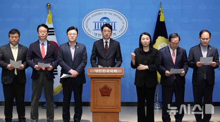 [서울=뉴시스] 조성봉 기자= 주진우 국민의힘 법률자문위원장을 비롯한 내란혐의 국정조사특위별위원회 국민의힘 의원들이 10일 오전 서울 여의도 국회 소통관에서 열린 윤석열 대통령 '불법 구속' 관련 오동운 고위공직자범죄수사처장 고발 기자회견에서 발언을 하고 있다. 2025.03.10. suncho21@newsis.com