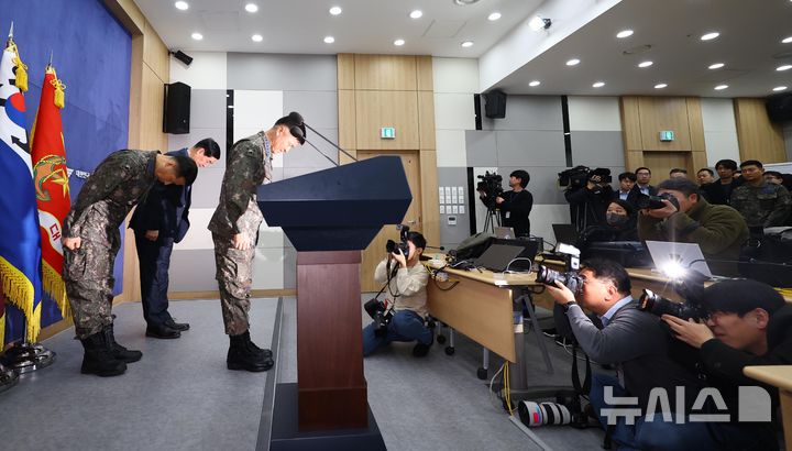 [서울=뉴시스] 박주성 기자 = 이영수 공군참모총장이 10일 오전 서울 용산 국방부 브리핑룸에서 KF-16 오폭 사고와 관련해 고개 숙여 사과하고 있다. 2025.03.10. park7691@newsis.com