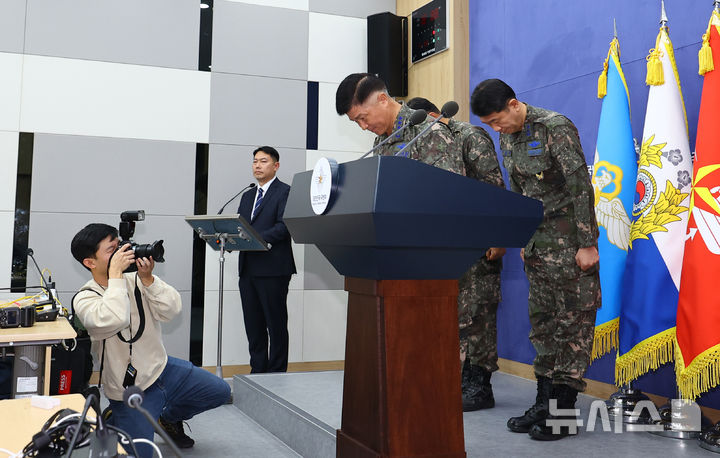 [서울=뉴시스] 박주성 기자 = 이영수 공군참모총장이 10일 오전 서울 용산 국방부 브리핑룸에서 KF-16 오폭 사고와 관련해 고개 숙여 사과하고 있다. 2025.03.10. park7691@newsis.com