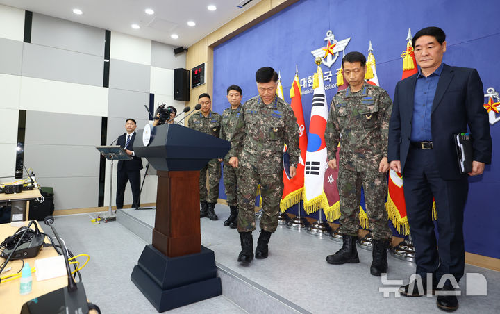 [서울=뉴시스] 박주성 기자 = 이영수 공군참모총장이 10일 오전 서울 용산 국방부 브리핑룸에서 KF-16 오폭 사고와 관련해 사과문을 발표한 뒤 브리핑룸을 나서고 있다. 2025.03.10. park7691@newsis.com