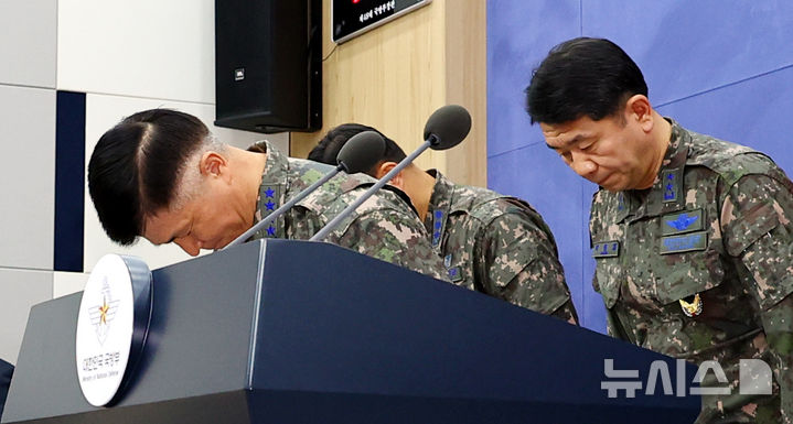 [서울=뉴시스] 박주성 기자 = 이영수 공군참모총장이 10일 오전 서울 용산 국방부 브리핑룸에서 KF-16 오폭 사고와 관련해 고개 숙여 사과하고 있다. 2025.03.10. park7691@newsis.com