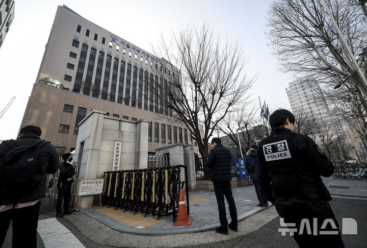 [서울=뉴시스] 정병혁 기자 = '서부지법 난동 사태' 관련 첫 재판이 열린 10일 서울 마포구 서울서부지방법원 앞에서 경찰이 근무를 서고 있다. 2025.03.10. jhope@newsis.com