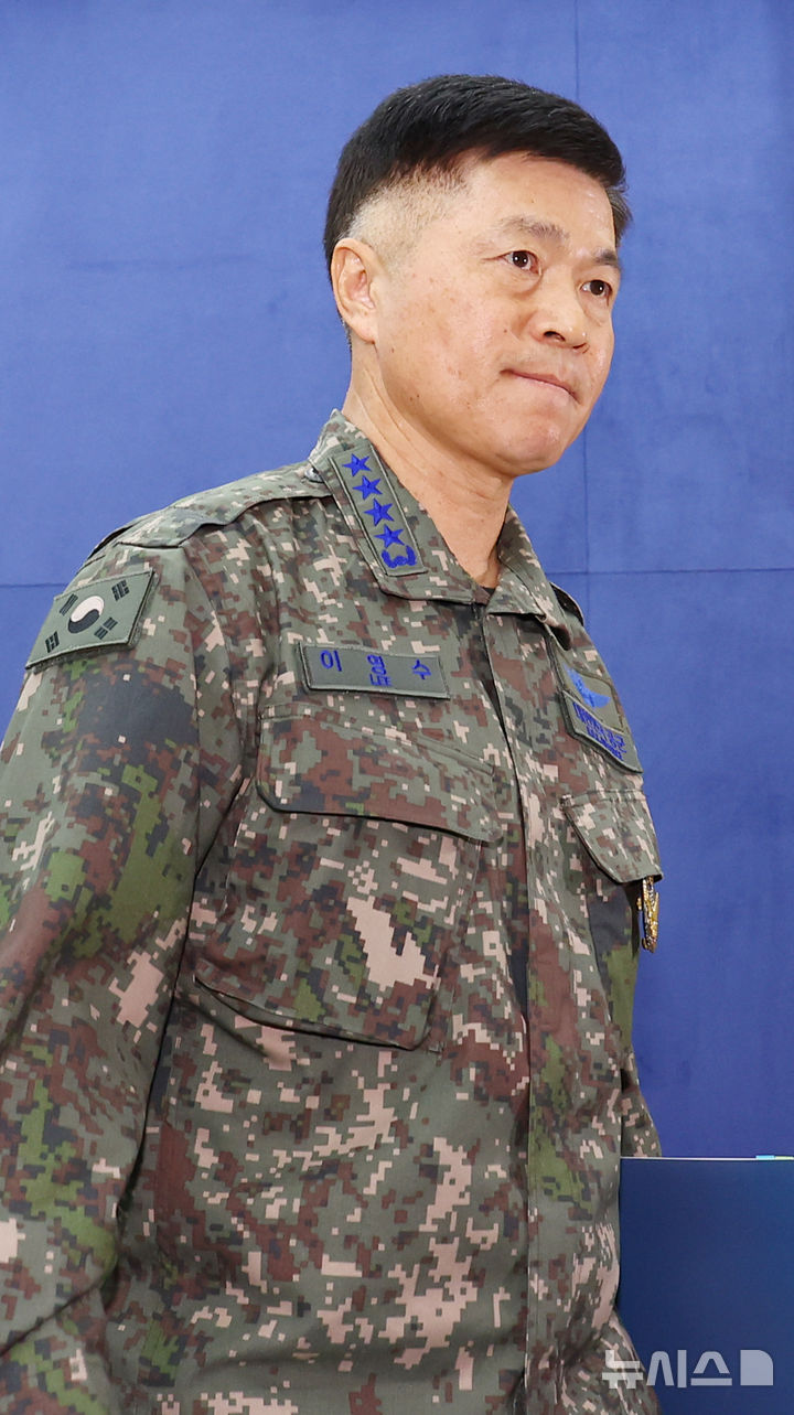 [서울=뉴시스] 박주성 기자 = 이영수 공군참모총장이 10일 오전 서울 용산 국방부 브리핑룸에서 KF-16 오폭 사고 중간 조사결과를 발표를 마친 후 브리핑룸을 나서고  있다. 2025.03.07. park7691@newsis.com