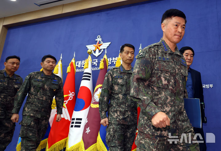 [서울=뉴시스] 박주성 기자 = 이영수 공군참모총장이 10일 오전 서울 용산 국방부 브리핑룸에서 KF-16 오폭 사고 중간 조사결과를 발표를 마친 후 브리핑룸을 나서고  있다. 2025.03.07. park7691@newsis.com