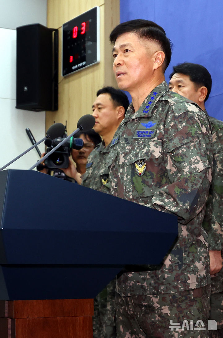 [서울=뉴시스] 박주성 기자 = 이영수 공군참모총장이 10일 오전 서울 용산 국방부 브리핑룸에서 KF-16 오폭 사고 중간 조사결과를 발표하고 있다. 2025.03.07. park7691@newsis.com