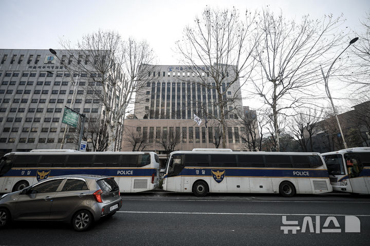 [서울=뉴시스] 정병혁 기자 = '서부지법 난동 사태' 관련 첫 재판이 열린 10일 서울 마포구 서울서부지방법원에 경찰버스가 세워져 있다. 2025.03.10. jhope@newsis.com