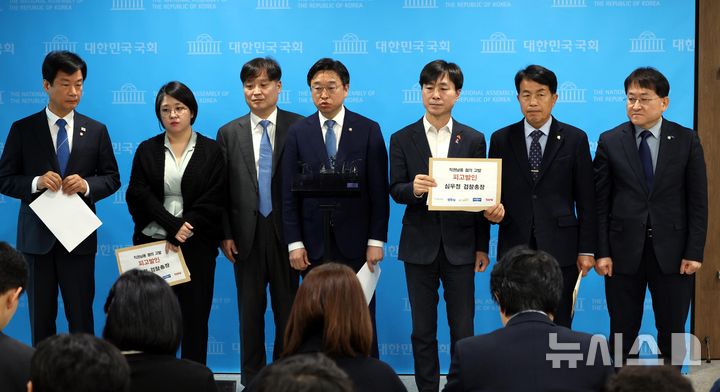 [서울=뉴시스] 조성봉 기자= 이용우 더불어민주당 의원이 10일 오전 서울 여의도 국회 소통관에서 열린 야5당 심우정 검찰총장 공동 고발 기자회견을 마치고 취재진의 질문에 답변하고 있다. 왼쪽부터 박균택 민주당 의원, 용혜인 기본소득당 대표, 이태형 민주당 법률위원장, 이 의원, 한창민 사회민주당 공동대표, 윤종오 진보당 원내대표, 차규근 조국혁신당 정책위의장. 2025.03.10. suncho21@newsis.com