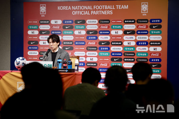 [서울=뉴시스] 김명년 기자 = 홍명보 대한민국 축구국가대표팀 감독이 10일 오전 서울 종로구 축구회관에서 2026 국제축구연맹(FIFA) 북중미 월드컵 아시아 3차 예선 B조 7차전 오만전과 8차전 요르단전 출전 명단을 발표하고 있다. 2025.03.10. kmn@newsis.com