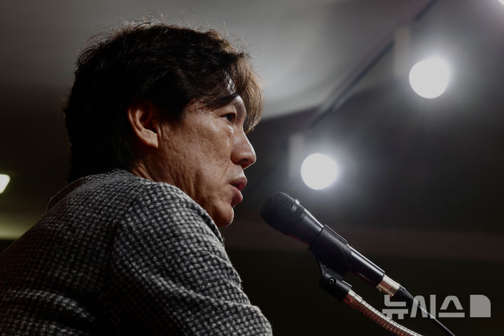 [서울=뉴시스] 김명년 기자 = 홍명보 대한민국 축구국가대표팀 감독이 10일 오전 서울 종로구 축구회관에서 2026 국제축구연맹(FIFA) 북중미 월드컵 아시아 3차 예선 B조 7차전 오만전과 8차전 요르단전 출전 명단을 발표하고 있다. 2025.03.10. kmn@newsis.com