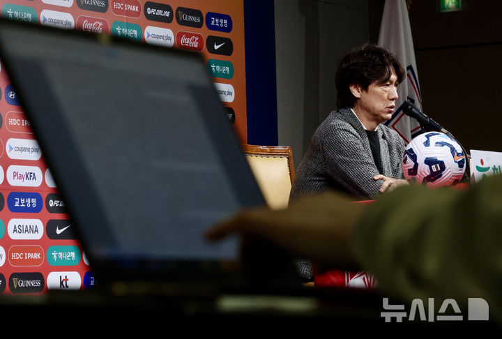[서울=뉴시스] 김명년 기자 = 홍명보 대한민국 축구국가대표팀 감독이 10일 오전 서울 종로구 축구회관에서 2026 국제축구연맹(FIFA) 북중미 월드컵 아시아 3차 예선 B조 7차전 오만전과 8차전 요르단전 출전 명단을 발표하고 있다. 2025.03.10. kmn@newsis.com