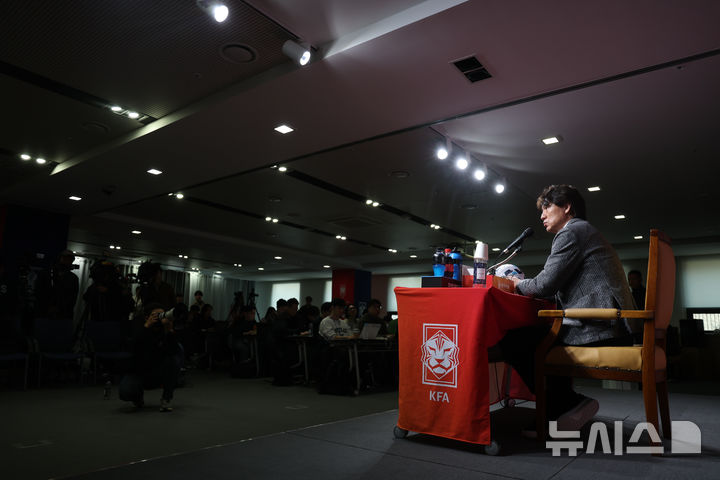 [서울=뉴시스] 김명년 기자 = 홍명보 대한민국 축구국가대표팀 감독이 10일 오전 서울 종로구 축구회관에서 2026 국제축구연맹(FIFA) 북중미 월드컵 아시아 3차 예선 B조 7차전 오만전과 8차전 요르단전 출전 명단을 발표하고 있다. 2025.03.10. kmn@newsis.com