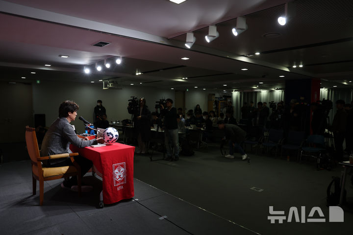 [서울=뉴시스] 김명년 기자 = 홍명보 대한민국 축구국가대표팀 감독이 10일 오전 서울 종로구 축구회관에서 2026 국제축구연맹(FIFA) 북중미 월드컵 아시아 3차 예선 B조 7차전 오만전과 8차전 요르단전 출전 명단을 발표하고 있다. 2025.03.10. kmn@newsis.com