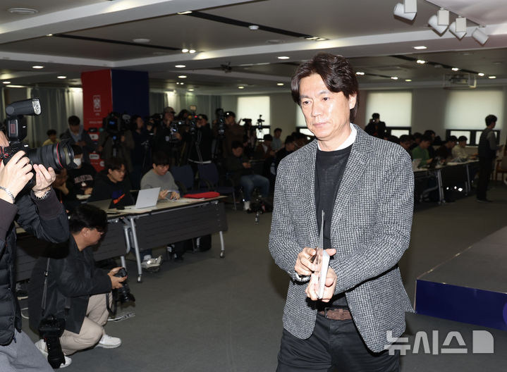 [서울=뉴시스] 김명년 기자 = 홍명보 대한민국 축구국가대표팀 감독이 10일 오전 서울 종로구 축구회관에서 2026 국제축구연맹(FIFA) 북중미 월드컵 아시아 3차 예선 B조 7차전 오만전과 8차전 요르단전 출전 명단을 발표한 뒤 이동하고 있다. 2025.03.10. kmn@newsis.com