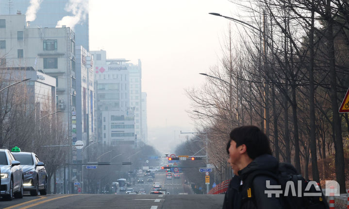 [인천=뉴시스] 전진환 기자 = 초미세먼지 농도가 '나쁨' 수준을 보인 10일 인천 도심이 뿌옇게 보이고 있다.2025.03.10. amin2@newsis.com