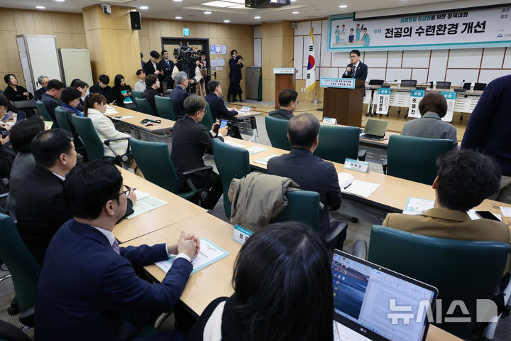 [서울=뉴시스] 조성우 기자 = 박주민 국회 보건복지위원회 위원장이 10일 오전 서울 여의도 국회에서 열린 의료현장 정상화를 위한 정책 토론회에 축사하고 있다. 2025.03.10. xconfind@newsis.com