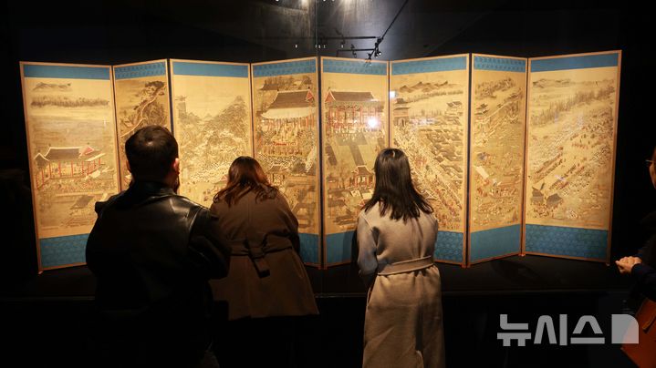 [서울=뉴시스] 고범준 기자 = 10일 서울 용산구 리움미술관 상설전시실 M1에서 열린 재단-삼성문화재단 보존처리 성과 공유 언론공개회에서 미국 피바디엑세스 박물관이 소장한 조선시대 '평안감사도과급제자환영도(平安監司道科及第者歡迎圖)' 8폭 병풍이 전시되고 있다. 2025.03.10. bjko@newsis.com