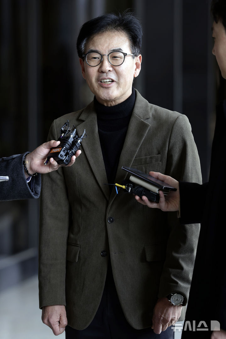 [서울=뉴시스] 최동준 기자 = 강철원 전 서울시 정무부시장이 10일 '오세훈-명태균 여론조사 대납' 의혹 참고인 조사를 받기 위해 서울 서초구 서울중앙지방검찰청으로 출석하며 취재진 질문에 답변하고 있다. 2025.03.10. photocdj@newsis.com