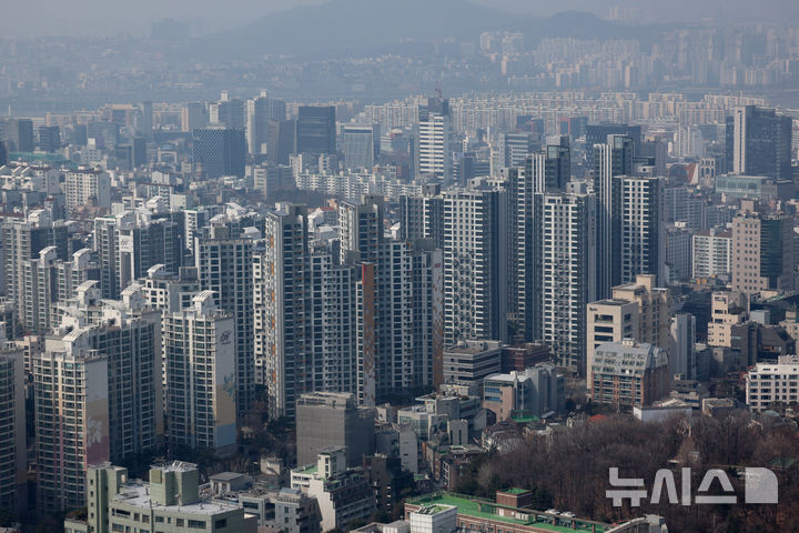 [서울=뉴시스] 김진아 기자 = 올해 들어 종전 최고가의 90% 수준에서 매매된 서울 아파트 비중이 전체의 절반에 육박하는 것으로 나타났다. 강남3구 아파트 가격이 강세를 보이면서 서울의 가격 상승을 견인하는 모습이다.10일 직방이 국토교통부 실거래가 공개시스템의 아파트 매매 거래 가격을 분석한 결과, 2025년 1월부터 2월까지 서울의 아파트 매매 거래 5983건 중 2759건(46%)는 2006년부터 지난해까지 종전 최고가의 90% 수준에서 거래된 것으로 조사됐다. 종전 최고가의 '80% 이상~90% 미만' 거래 비중도 33%를 차지했다. 사진은 10일 서울시내 아파트 단지. 2025.03.10. bluesoda@newsis.com