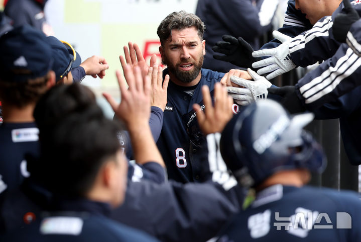 [대구=뉴시스] 이무열 기자 = 지난달 10일 대구 수성구 삼성라이온즈파크에서 열린 프로야구 ‘2025 신한 SOL 뱅크 KBO 리그’ 두산 베어스와 삼성 라이온즈의 시범경기, 4회초 2사 1,2루 상황에서 두산 이유찬의 2타점 적시타 때 득점한 케이브가 동료들과 기뻐하고 있다. 2025.03.10. lmy@newsis.com