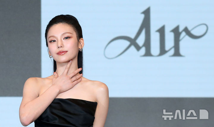 [서울=뉴시스] 김혜진 기자 = 그룹 있지 예지가 10일 오후 서울 송파구 소피텔 앰배서더 서울에서 열린 첫 번째 솔로 앨범 '에어(AIR)' 발매 기념 기자간담회에서 포즈를 취하고 있다. 예지가 작사에 참여한 타이틀곡은 '에어'는 강렬한 베이스 사운드와 중독성 있는 후크가 있는 신스팝 장르다. 2025.03.10. jini@newsis.com