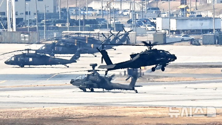 [평택=뉴시스] 김종택 기자 = 한미 연합훈련인 '자유의 방패'(FS·프리덤실드) 연습이 실시된 10일 경기도 평택시 캠프 험프리스에서 아파치 헬기가 이륙하고 있다. 도널드 트럼프 2기 행정부 출범 이후 첫 대규모 정례 연합훈련인 이번 FS 연습은 최근 북한군의 러시아 파병에서 나타난 전술적 변화 등을 시나리오에 적극 반영해 오는 20일까지 진행한다. 2025.03.10. jtk@newsis.com