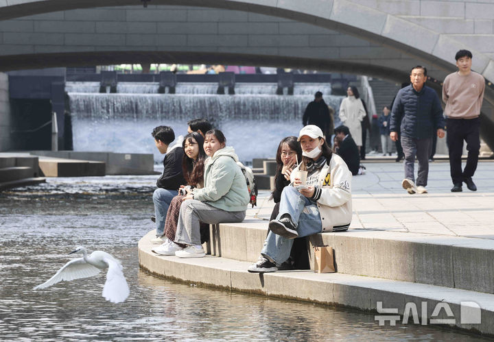 [서울=뉴시스] 김근수 기자 = 완연한 봄 날씨를 보인 10일 서울 종로구 청계천 인근에서 직장인들이 점심시간을 맞아 산책을 하고 있다. 2025.03.10. ks@newsis.com