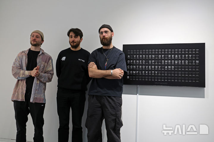 [서울=뉴시스] 박진희 기자 = 프랑스 AI 아트 그룹 'Obvious(오비어스)'의 예술가이자 연구자인 피에르 포트렐(Pierre Fautrel, 왼쪽부터), 위고 카셀레스-뒤프레(Hugo Caselles-Dupre), 고티에 베르니에로(Gauthier Vernier)가 10일 서울 종로구 선화랑에서 오비어스 해외 첫 전시 '초현실주의의 새로운 지평: IMAGINE' 기자간담회를 하고 있다. 2025.03.10. pak7130@newsis.com