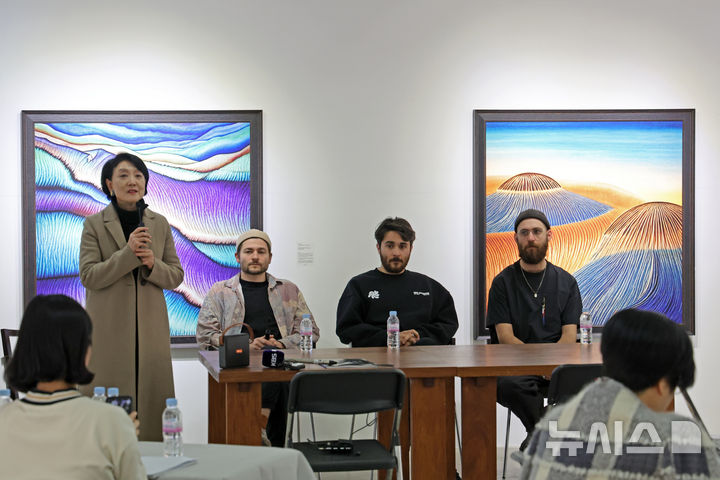 [서울=뉴시스] 박진희 기자 = 원혜경(왼쪽부터) 선화랑 대표와 프랑스 AI 아트 그룹 'Obvious(오비어스)'의 예술가이자 연구자인 고티에 베르니에로(Gauthier Vernier), 위고 카셀레스-뒤프레(Hugo Caselles-Dupre), 피에르 포트렐(Pierre Fautrel)이 10일 서울 종로구 선화랑에서 오비어스 해외 첫 전시 '초현실주의의 새로운 지평: IMAGINE' 기자간담회를 하고 있다.2025.03.10. pak7130@newsis.com