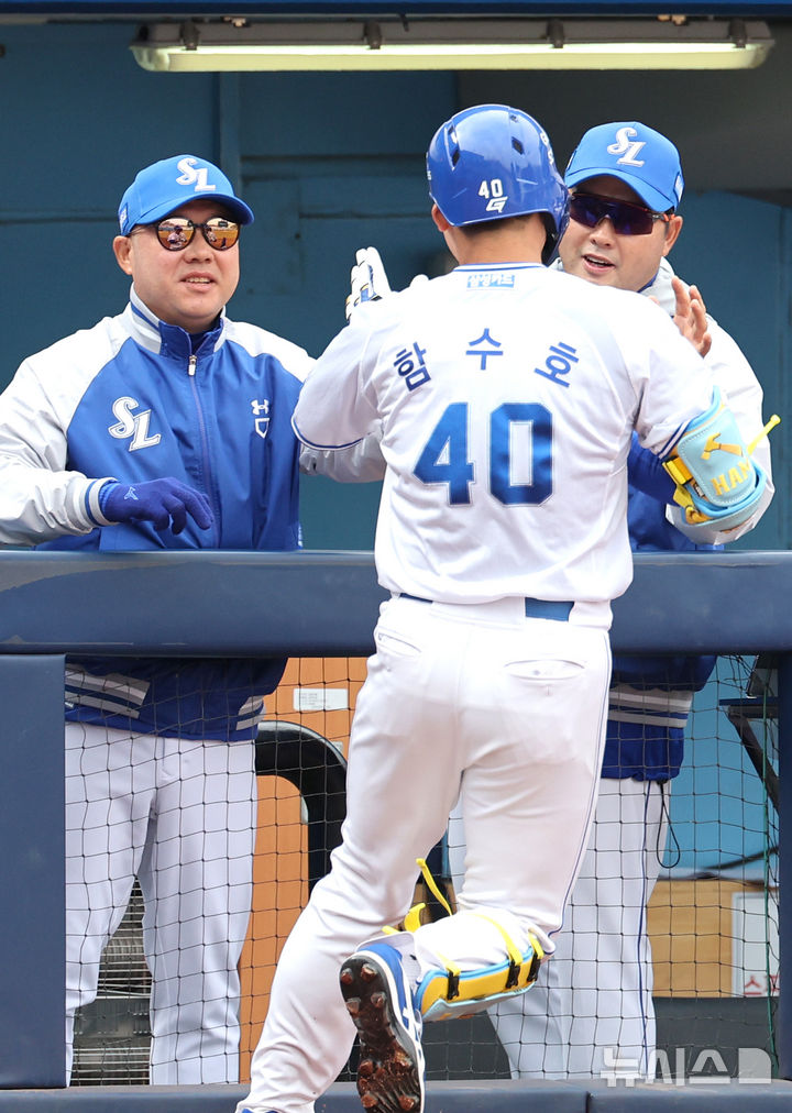 [대구=뉴시스] 이무열 기자 = 10일 대구 수성구 삼성라이온즈파크에서 열린 프로야구 ‘2025 신한 SOL 뱅크 KBO 리그’ 두산 베어스와 삼성 라이온즈의 시범경기, 6회말 2사 주자 없는 상황에서 삼성 함수호가 솔로 홈런을 때린 뒤 더그아웃에 들어서며 박진만 감독과 하이파이브 하고 있다. 2025.03.10. lmy@newsis.com