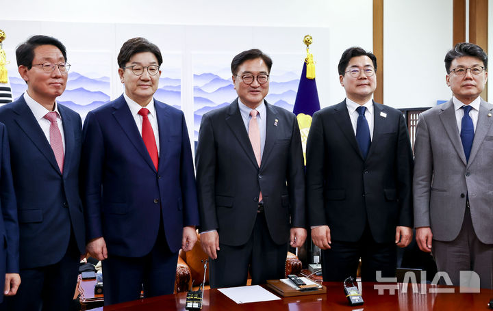 [서울=뉴시스] 조성우 기자 = 우원식(가운데) 국회의장과 권성동 국민의힘 원내대표, 박찬대 더불어민주당 원내대표 등 여야 원내지도부가 10일 오후 서울 여의도 국회에서 열린 국정협의회 여야회동에서 기념촬영하고 있다.  왼쪽부터 국민의힘 김상훈 정책위의장, 권성동 원내대표, 우원식 의장, 더불어민주당 박찬대 원내대표, 진성준 정책위의장. (공동취재) 2025.03.10. photo@newsis.com