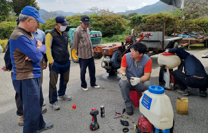 [곡성=뉴시스] 전남 곡성군 농기계 순회수리. (사진=곡성군 제공) 2025.03.10. photo@newsis.com *재판매 및 DB 금지