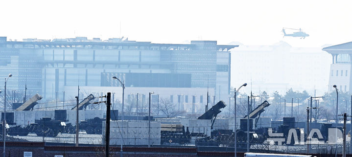 [평택=뉴시스] 김종택 기자 = 북한이 서해 방향으로 탄도미사일을 발사한 10일 경기도 평택시 캠프 험프리스에 지대공 유도 미사일 패트리엇(PAC-3)이 배치되어 있다. 이날은 한반도 방어를 위한 정례 한미연합훈련인 '자유의 방패'(FS·프리덤실드) 연습이 시작된 날이다. 2025.03.10. jtk@newsis.com