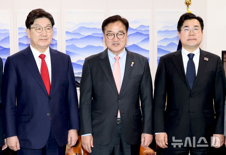 [서울=뉴시스] 조성우 기자 = 우원식(가운데) 국회의장과 권성동(왼쪽) 국민의힘 원내대표, 박찬대 더불어민주당 원내대표가 10일 오후 서울 여의도 국회에서 열린 국정협의회 여야회동에서 기념촬영하고 있다. (공동취재) 2025.03.10. photo@newsis.com