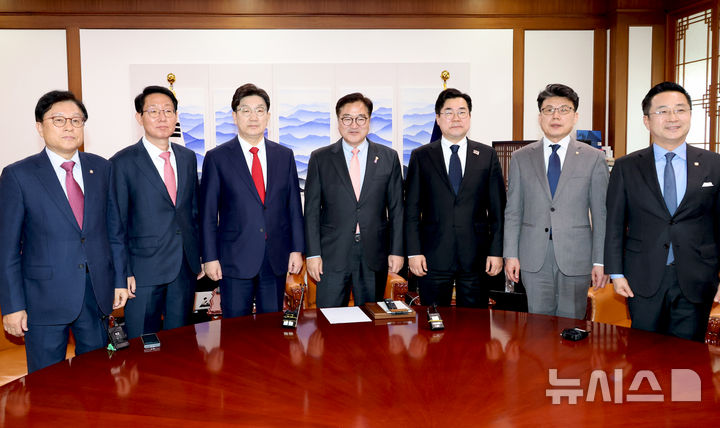 [서울=뉴시스] 조성우 기자 = 우원식(가운데) 국회의장과 권성동 국민의힘 원내대표, 박찬대 더불어민주당 원내대표 등 여야 원내지도부가 10일 오후 서울 여의도 국회에서 열린 국정협의회 여야회동에서 기념촬영하고 있다.&nbsp; 왼쪽부터 국민의힘 박형수 원내수석부대표, 김상훈 정책위의장, 권성동 원내대표, 우원식 의장, 더불어민주당 박찬대 원내대표, 진성준 정책위의장, 박성준 원내수석부대표. (공동취재) 2025.03.10. photo@newsis.com