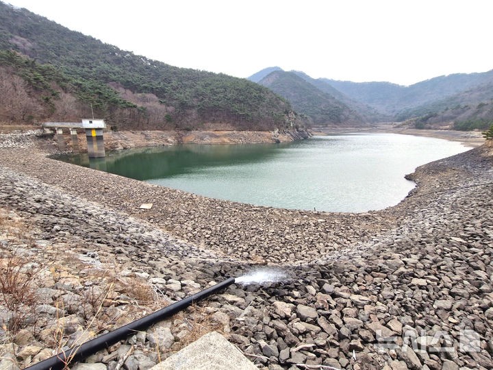 [영광=뉴시스] 영광군상하수도사업소에서 용수 고갈을 늦추기 위해 저수지에 지하수를 공급하고 있다. (사진=영광군 제공) photo@newsis.com **위 사진은 기사 내용과 무관합니다. *재판매 및 DB 금지