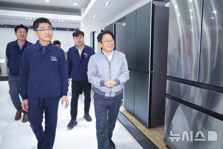 [광주=뉴시스] 강기정 광주시장이 삼성잔자 광주공장을 방문하고 있다. (사진=광주시 제공) 2025.03.10. photo@newsis.com *재판매 및 DB 금지